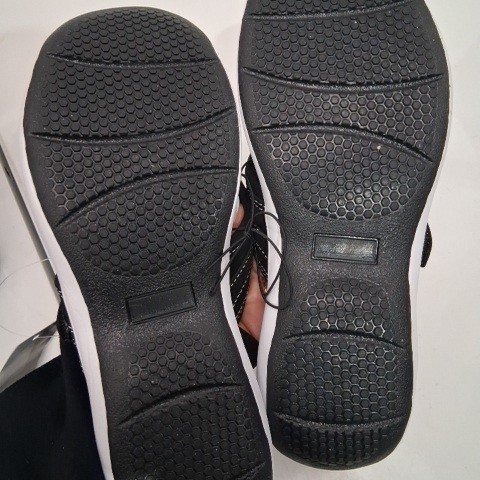 WOMEN'S TIME AND TRU FLORAL SANDALS - SIZE 9 - BLACK AND GRAY image 3