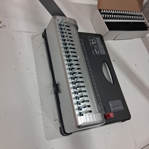 MYFULLY COMB BINDING PUNCH MACHINE 21-HOLES 100 PVC COMBS 1/4" - BLACK - (MODEL: ‎YM629-0001) image 3