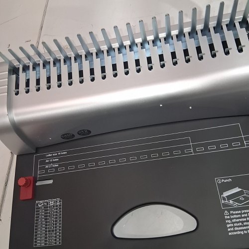 MYFULLY COMB BINDING PUNCH MACHINE 21-HOLES 100 PVC COMBS 1/4" - BLACK - (MODEL: ‎YM629-0001) image 6