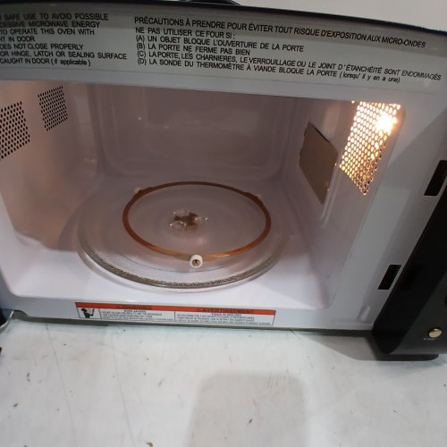FRIGIDAIRE RETRO MICROWAVE OVEN - 0.7CU.FT - 700W - BLACK/GOLD (MODEL: EMW788-BLACKRGLD) image 2