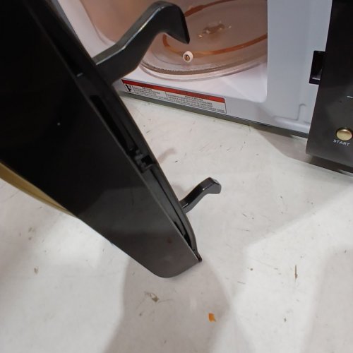 FRIGIDAIRE RETRO MICROWAVE OVEN - 0.7CU.FT - 700W - BLACK/GOLD (MODEL: EMW788-BLACKRGLD) image 6
