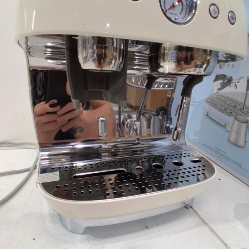 SMEG 50'S RETRO STYLE SEMI-AUTOMATIC ESPRESSO COFFEE MACHINE WITH BUILT-IN GRINDER, COFFEE, AND LATTE DRINKS - 2.5QT - CREAM - (MODEL:EGF03CRUS) image 7