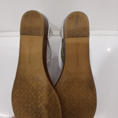 WOMEN'S DAISY FUENTES EMBELLISHED THONG SANDALS - SIZE 10 - SILVER / BROWN image 3