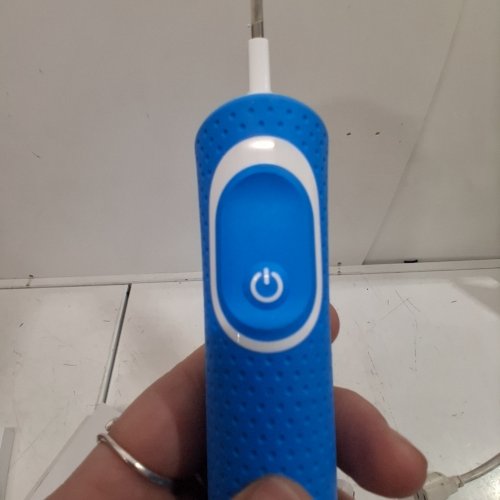 KIDS ORAL B COLOR CHANGING BRISTLES TOOTH BRUSH - BLUE image 2