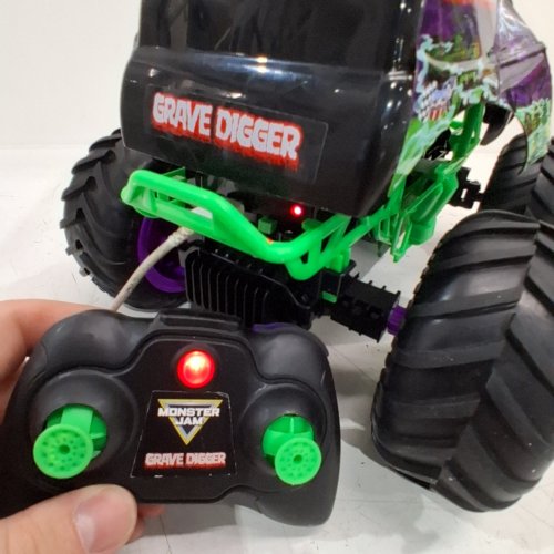 MONSTER JAM SMASH & BASH GRAVE DIGGER INDOOR/OUTDOOR RC MONSTER TRUCK VEHICLE WITH REMOTE CONTROL - 1:15 SCALE - AGES 4+ - GREEN/PURPLE (MODEL: 20153307) image 2