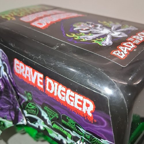 MONSTER JAM SMASH & BASH GRAVE DIGGER INDOOR/OUTDOOR RC MONSTER TRUCK VEHICLE WITH REMOTE CONTROL - 1:15 SCALE - AGES 4+ - GREEN/PURPLE (MODEL: 20153307) image 4