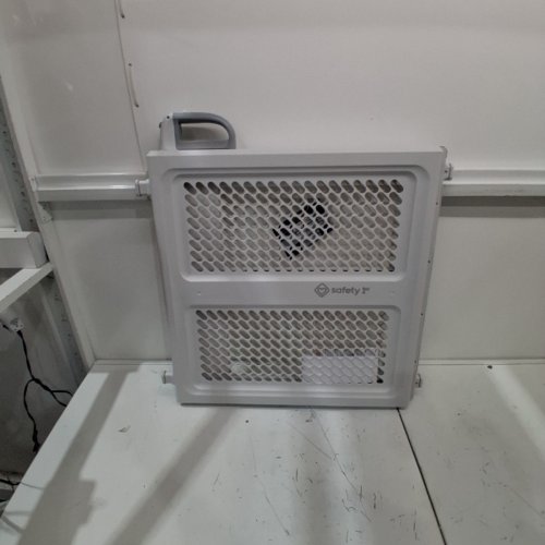 SAFETY 1ST BABY GATE - 28" - 42" WIDE X 26" HIGH; AGES 6-24 MONTHS - WHITE (MODEL: GA048CWH0F1) image 2
