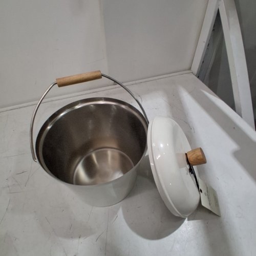 HEARTH & HAND WITH MAGNOLIA POWDER-COATED METAL ICE BUCKET WITH HANDLES - 2.5L - WHITE/WOOD image 4