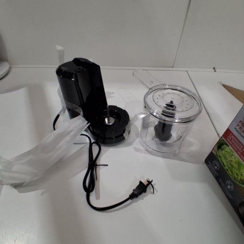 BLACK AND DECKER 3 CUP ONE-TOUCH ELECTRIC CHOPPER - BLACK (MODEL: HC300) image 2
