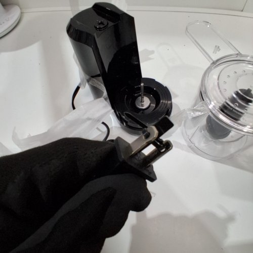 BLACK AND DECKER 3 CUP ONE-TOUCH ELECTRIC CHOPPER - BLACK (MODEL: HC300) image 3