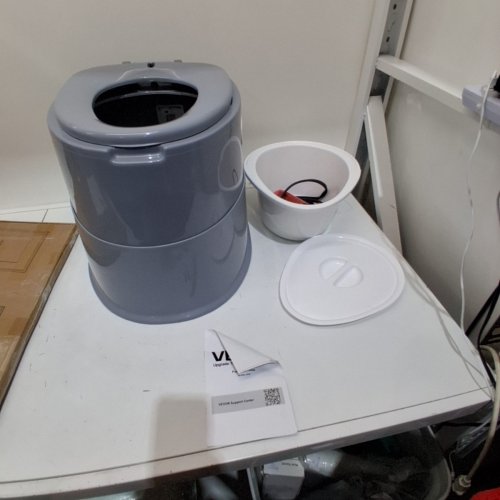 PORTABLE CAMPING TOILET WITH REMOVABLE PAPER HOLDER - 5L - GREY (MODEL: QJK CAPACITY 5L) image 2