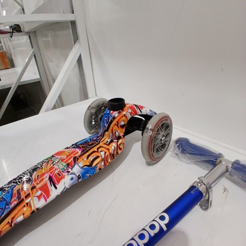 DADDYCHILD 3-WHEEL KICK SCOOTER FOR KIDS WITH EXTRA WIDE LED LIGHT UP WHEELS, UP TO 110 LBS, BLUE GRAFITTI image 3