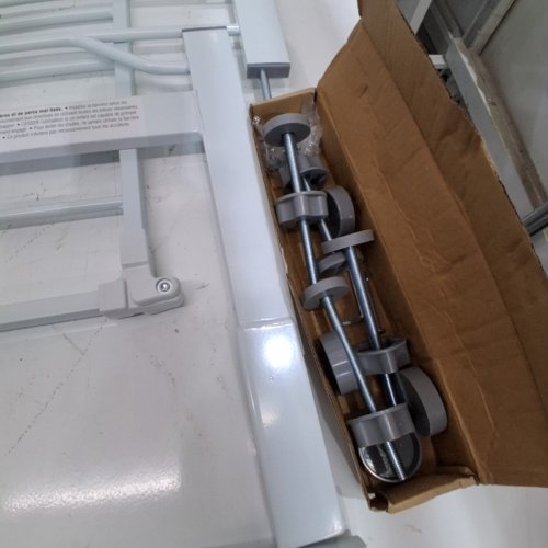 REGALO EASY STEP SAFETY GATE - 29"- 38.5" - WHITE (MODEL: 1160-DS) image 3