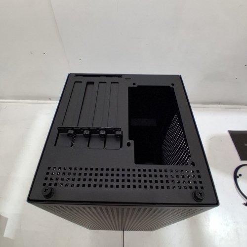 RAZER CORE X V2 EXTERNAL GRAPHICS ENCLOSURE (EGPU) | 4 SLOT WIDE NVIDIA/AMD CARDS PCIE 4.0 SUPPORT | COMPATIBLE WITH WINDOWS 11 THUNDERBOLT 4/5 AND USB 4 - BLACK - (MODEL:RC21-02270200-R3U1) image 7