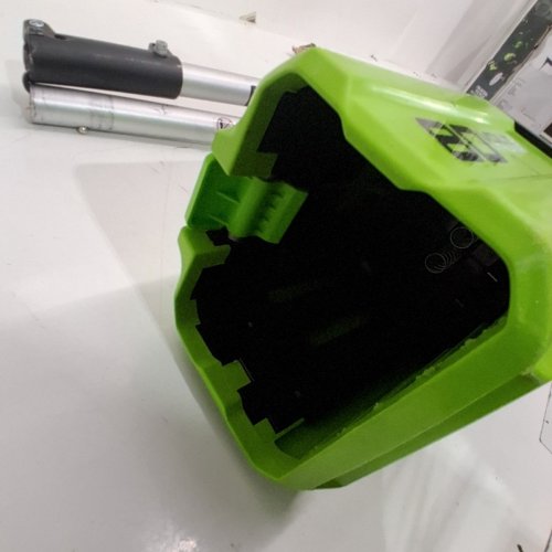 GREENWORKS PRO CORDLESS ADJUSTABLE POLESAW WITH CARRY STRAP - BATTERY & CHARGER NOT INCLUDED - 80V - 10" BLADE - 9FT-14FT - GREEN/BLACK - (MODEL: PS80L000) image 6