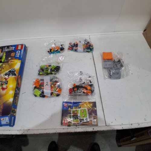 420PC LEGO CITY STUNT SHOW TRUCK BUILDING KIT (MODEL: 60294) image 2