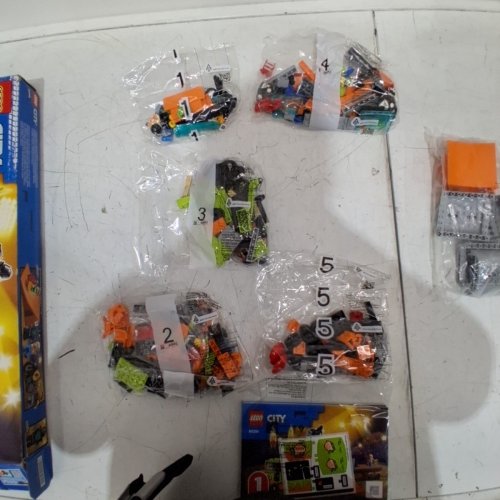 420PC LEGO CITY STUNT SHOW TRUCK BUILDING KIT (MODEL: 60294) image 3