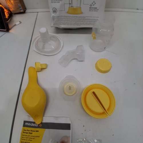 MEDELA MANUAL HARMONY BREAST PUMP - YELLOW image 3