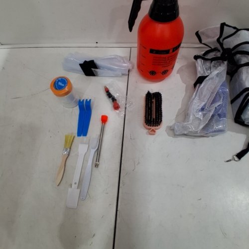 PORTABLE HANDHELD PRESSURE SPRAYER WITH ACCESSORIES - 2L - ORANGE/BLACK image 3