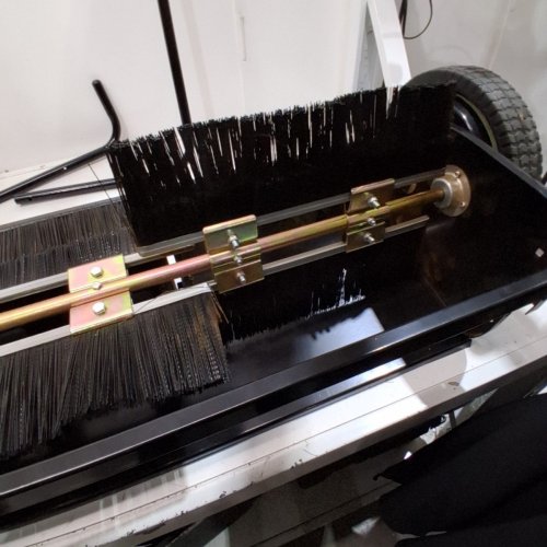 VEVOR STEEL PUSH LAWN LEAF & GRASS SWEEPER AND COLLECTOR WITH 4 SPINNING BRUSHES - 26" - 7 CU. FT. MESH COLLECTION HOPPER BAG - BLACK (MODEL: GT1110) image 3