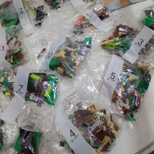2017PC THE LORD OF THE RINGS: THE SHIRE LEGO SET (MODEL:10354) image 6