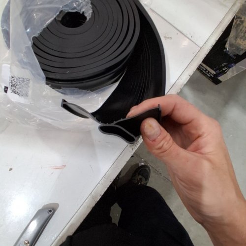 VEVOR GARAGE DOOR SEAL - 20FT - BLACK (MODEL: JN-20FT) image 3