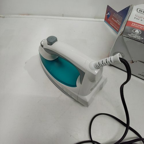 BLACK+DECKER LIGHT N EASY COMPACT STEAM IRON - IR0820C image 2