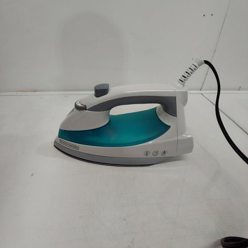BLACK+DECKER LIGHT N EASY COMPACT STEAM IRON - IR0820C image 3