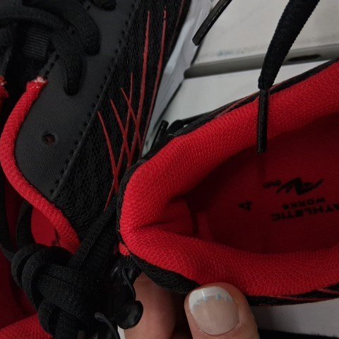 BOYS ATHLETIC WORKS ATHLETIC SHOES - SIZE 4 - BLACK / RED (STYLE: 46MAXY23) image 3