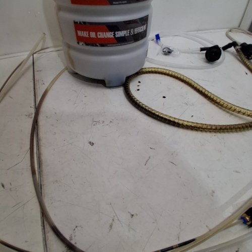 VEVOR MANUAL FLUID OIL EXTRACTOR - 9.5 L - WHITE (MODEL: YS-087C) image 4