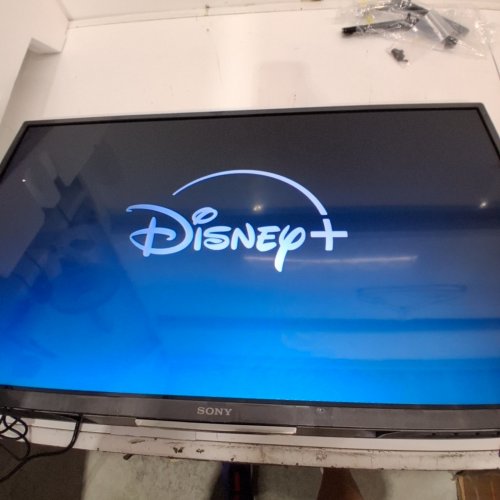 SONY SMART TV WITH GOOGLE TV/GOOGLE ASSISTANT 720P HD LED HDR - 32" - BLACK (MODEL: KD-32W830K) image 3