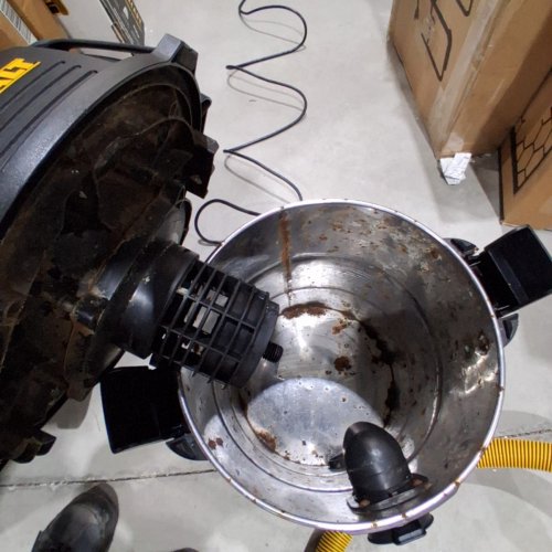 DEWALT PRO STAINLESS STEEL WET/DRY VACUUM - 8GAL/30L - 5HP - SILVER/BLACK (MODEL: DXV08S / 1671616A) image 4