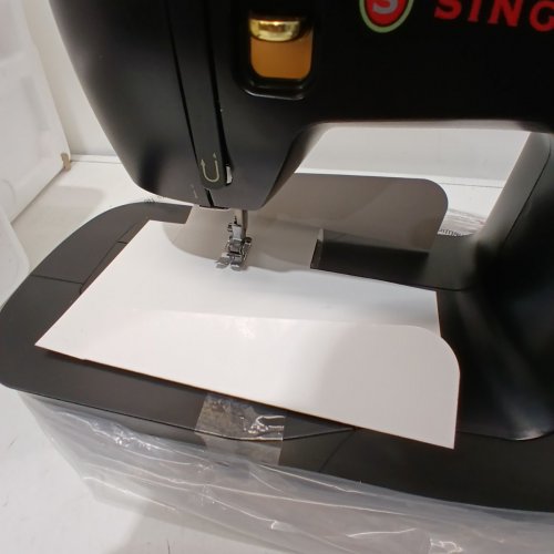 SINGER HEAVY DUTY 500 CLASSIC SEWING MACHINE WITH 23 BUILT-IN STITCHES - BLACK/GOLD (MODEL: HD500) image 3