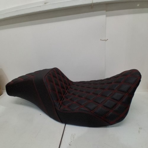 MOTOCYCLE LEATHER SEAT DRIVER AND PASSENGER SEAT - HARLEY-DAVIDSON DYNA SUPER GLIDE, STREET BOB, GLIDE CUSTOM, LOW RIDER/S (2006-2017) - BLACK /RED STITCHING image 4
