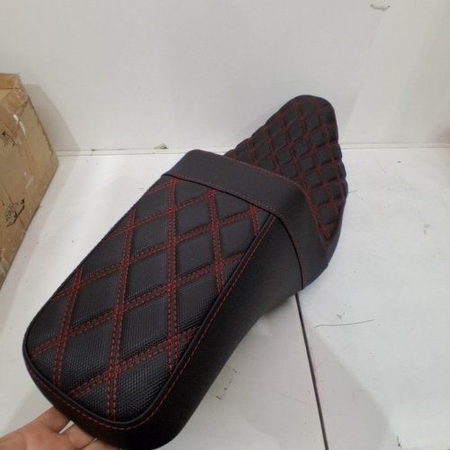 MOTOCYCLE LEATHER SEAT DRIVER AND PASSENGER SEAT - HARLEY-DAVIDSON DYNA SUPER GLIDE, STREET BOB, GLIDE CUSTOM, LOW RIDER/S (2006-2017) - BLACK /RED STITCHING image 5