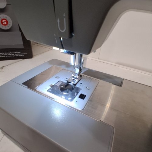 SINGER HEAVY DUTY SEWING MACHINE - GREY (MODEL: 4423) image 2