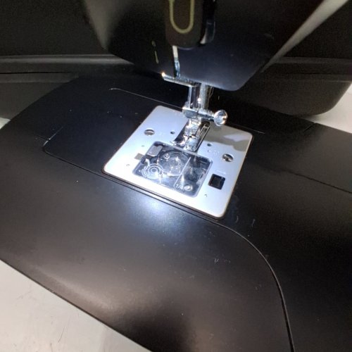 SINGER HEAVY DUTY 500 CLASSIC SEWING MACHINE WITH 23 BUILT-IN STITCHES - BLACK/GOLD (MODEL: HD500) image 2