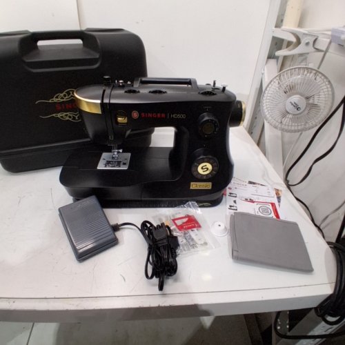 SINGER HEAVY DUTY 500 CLASSIC SEWING MACHINE WITH 23 BUILT-IN STITCHES - BLACK/GOLD (MODEL: HD500) image 4