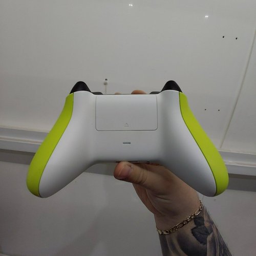 XBOX WIRELESS CONTROLLER – ELECTRIC VOLT FOR XBOX SERIES X|S, XBOX ONE, AND WINDOWS 10 DEVICES image 3