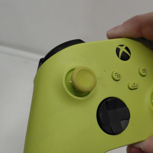 XBOX WIRELESS CONTROLLER – ELECTRIC VOLT FOR XBOX SERIES X|S, XBOX ONE, AND WINDOWS 10 DEVICES image 4