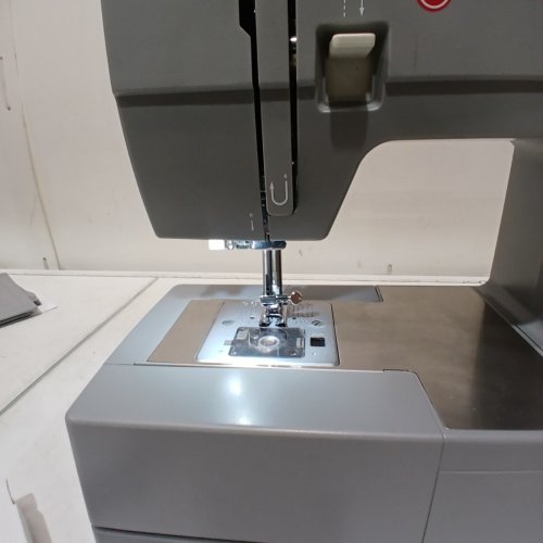 SINGER 4452 HIGH SPEED HEAVY DUTY SEWING MACHINE WITH ACCESSORIES - GREY (MODEL: 4452) image 4
