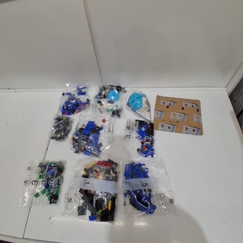 954PC LEGO FORTNITE BATTLE BUS - BLUE - (MODEL: 77073) image 2