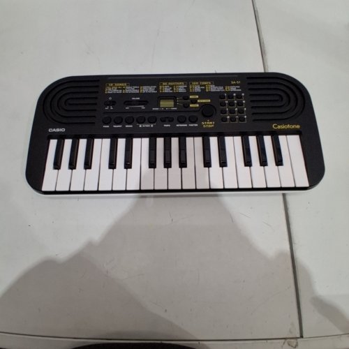 CASIO CASIOTONE 32-KEY MINI KEYBOARD FOR KIDS - 17.6" X 8.2" X 2" - BLACK/WHITE (MODEL: SA-51) image 3