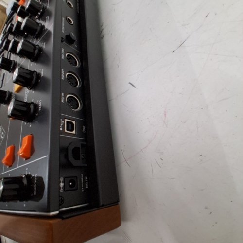 BEHRINGER POLY D ANALOG 4-VOICE POLYPHONIC SYNTHESIZER - 37 FULL-SIZE KEYS, 4 VCOS, CLASSIC LADDER FILTER, LFO, BBD STEREO CHORUS, DISTORTION, 32-STEP SEQUENCER AND ARPEGGIATOR (MODEL: POLY-D) image 4