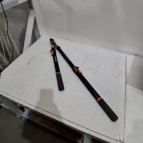 FISKARS POWER-LEVER EXTENDABLE BRANCH CUTTER - EXTENDS 25"-37" (1-3/4" BRANCH CAPACITY) - BLACK (MODEL: 391681-5001) image 2