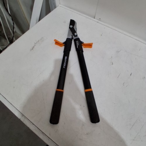 FISKARS POWER-LEVER EXTENDABLE BRANCH CUTTER - EXTENDS 25"-37" (1-3/4" BRANCH CAPACITY) - BLACK (MODEL: 391681-5001) image 3