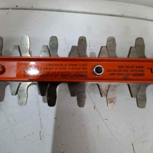 BLACK AND DECKER ELECTRIC HEDGE TRIMMER - 16" - 120V - CORDED - ORANGE (MODEL: BEHT100) image 4
