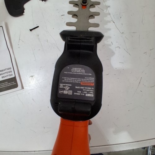BLACK AND DECKER ELECTRIC HEDGE TRIMMER - 16" - 120V - CORDED - ORANGE (MODEL: BEHT100) image 5