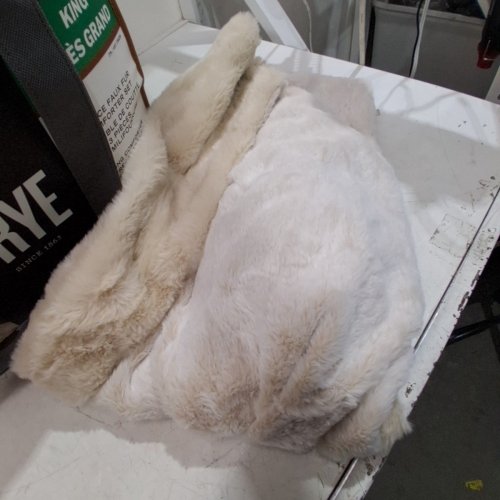 3PC FRYE FAUX FUR COMFORTER SET - KING - CREAM (MODEL: 1796287) image 3