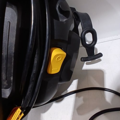 DEWALT WET/DRY VACUUM WITH CRUSH-RESISTANT HOSE AND ACCESSORY KIT - 8-GALLON (30 L) - STAINLESS STEEL (MODEL: DXV08SA) image 2